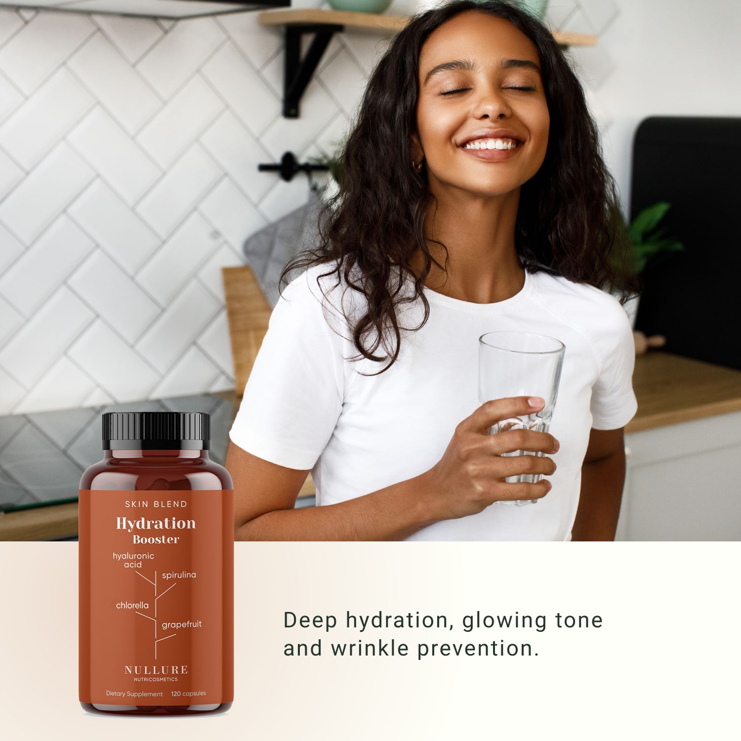 Frau mit Glas Wasser neben brauner Flasche. Aufschrift: Skin Blend Hydration Booster. Inhaltsstoffe. Marke: Nullure. Tiefenhydratation, strahlender Teint.