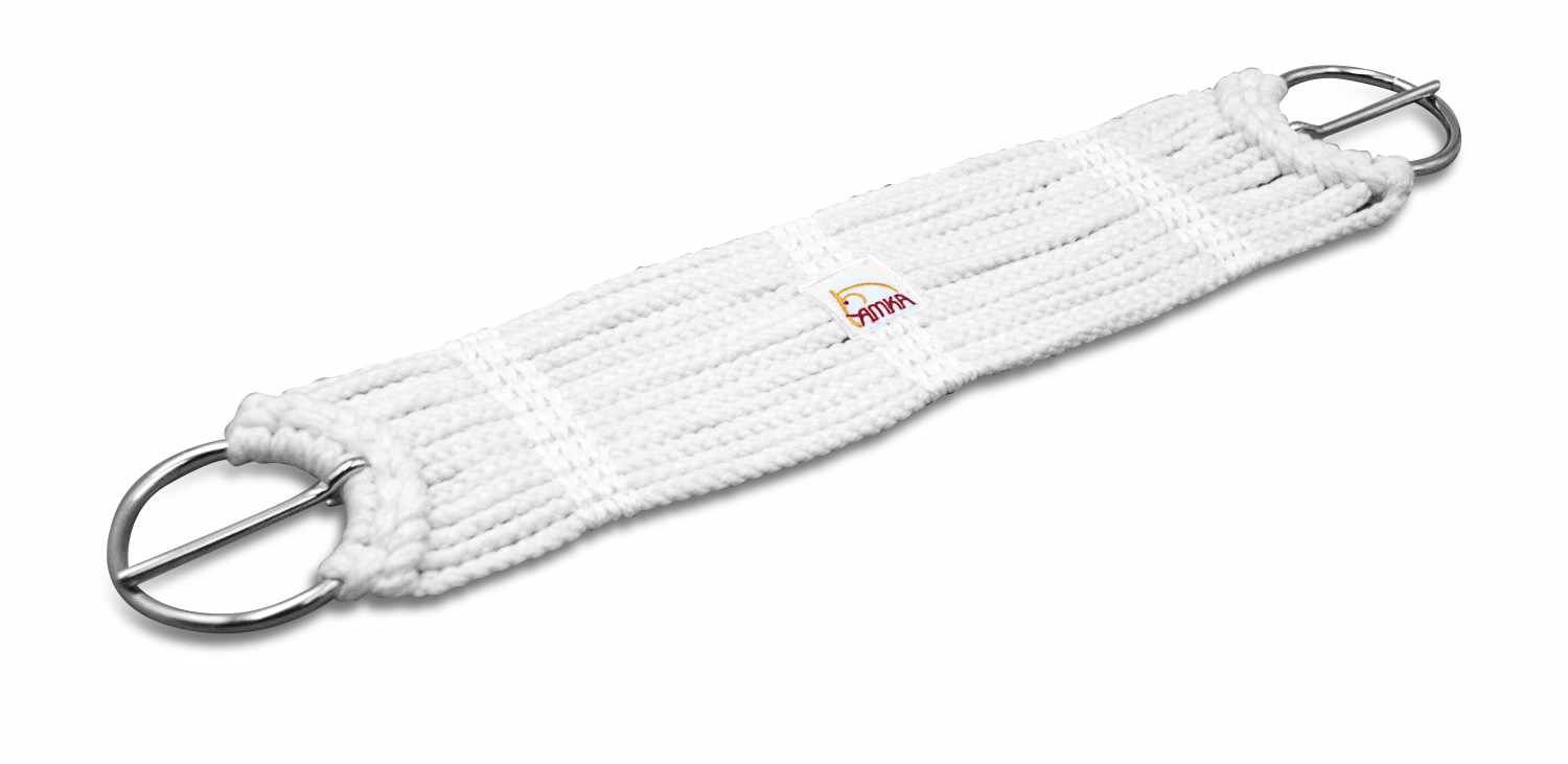 Weißer Sattelgurt mit Metallringen. Logo: Amka.