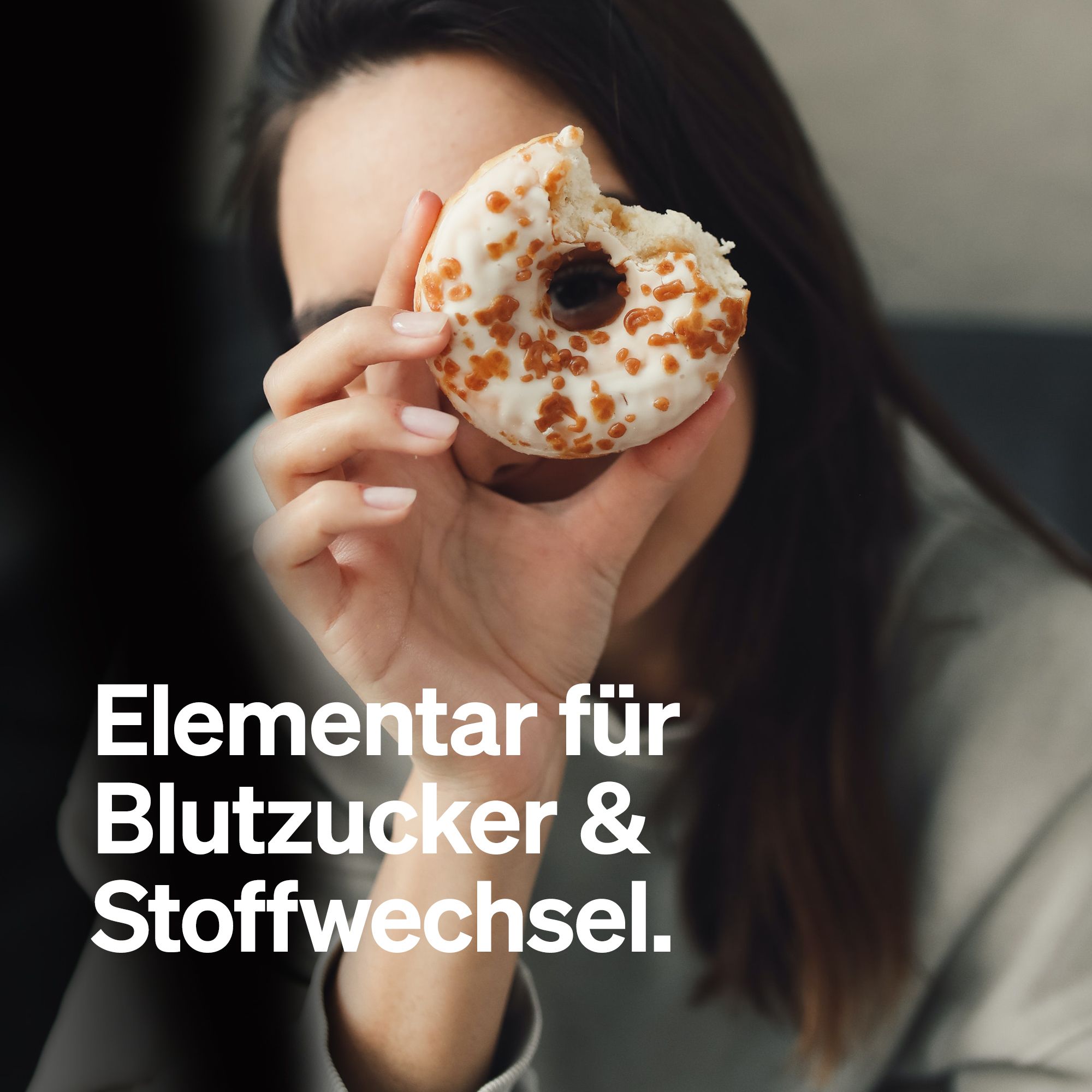 Frau hält Donut vor Gesicht. Text: "Elementar für Blutzucker & Stoffwechsel."