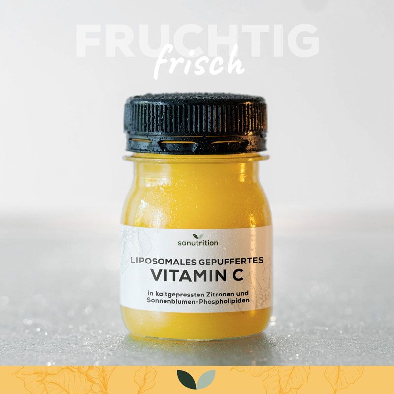 Kleine Flasche mit gelber Flüssigkeit und schwarzem Deckel. Etikett mit "sanutrition" und "Vitamin C".