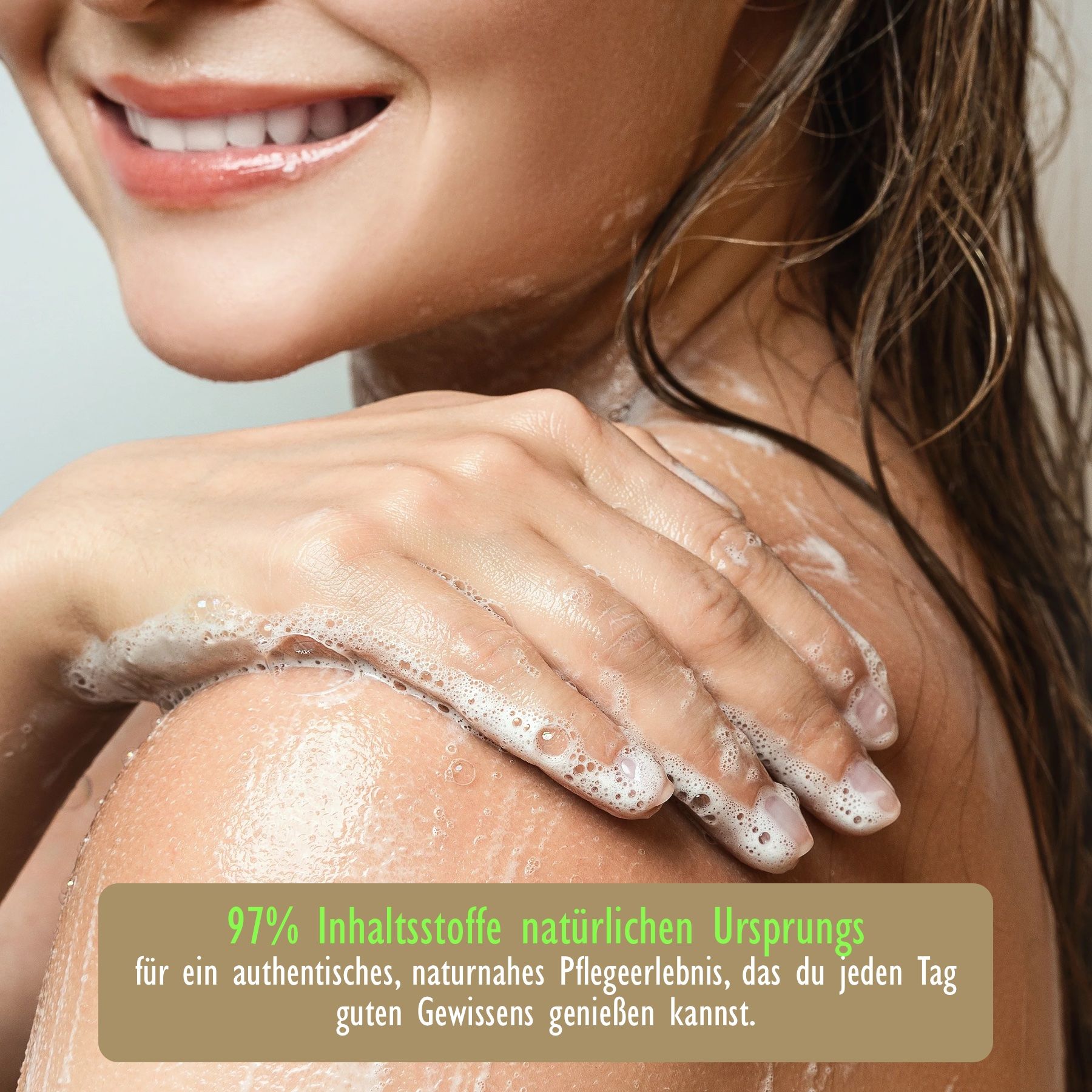 Nahaufnahme einer Person, die sich mit Seife wäscht. Der Text besagt, dass das Produkt zu 97% aus natürlichen Inhaltsstoffen besteht.