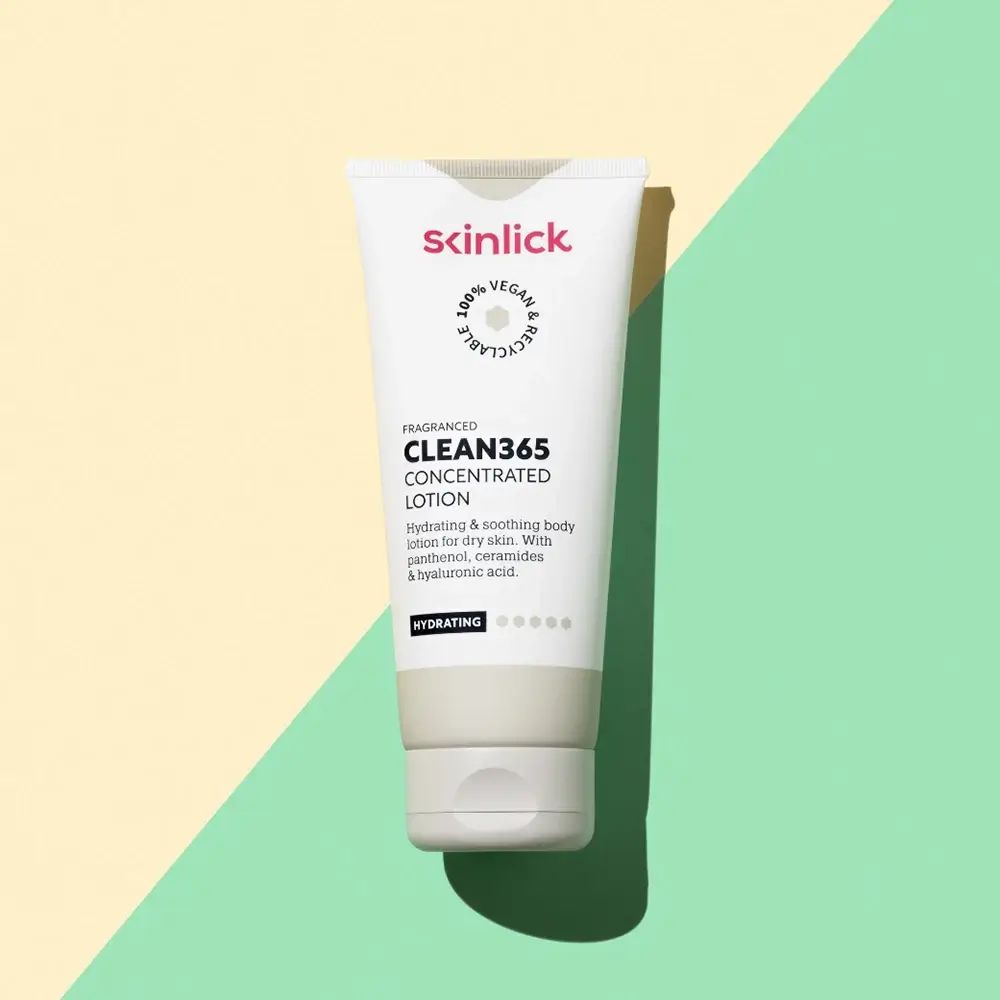 Weiße Tube SKINLICK CLEAN365 Lotion. Text: Hydratisierend & beruhigend. Vegan, recycelbar. Auf gelb-grünem Hintergrund.