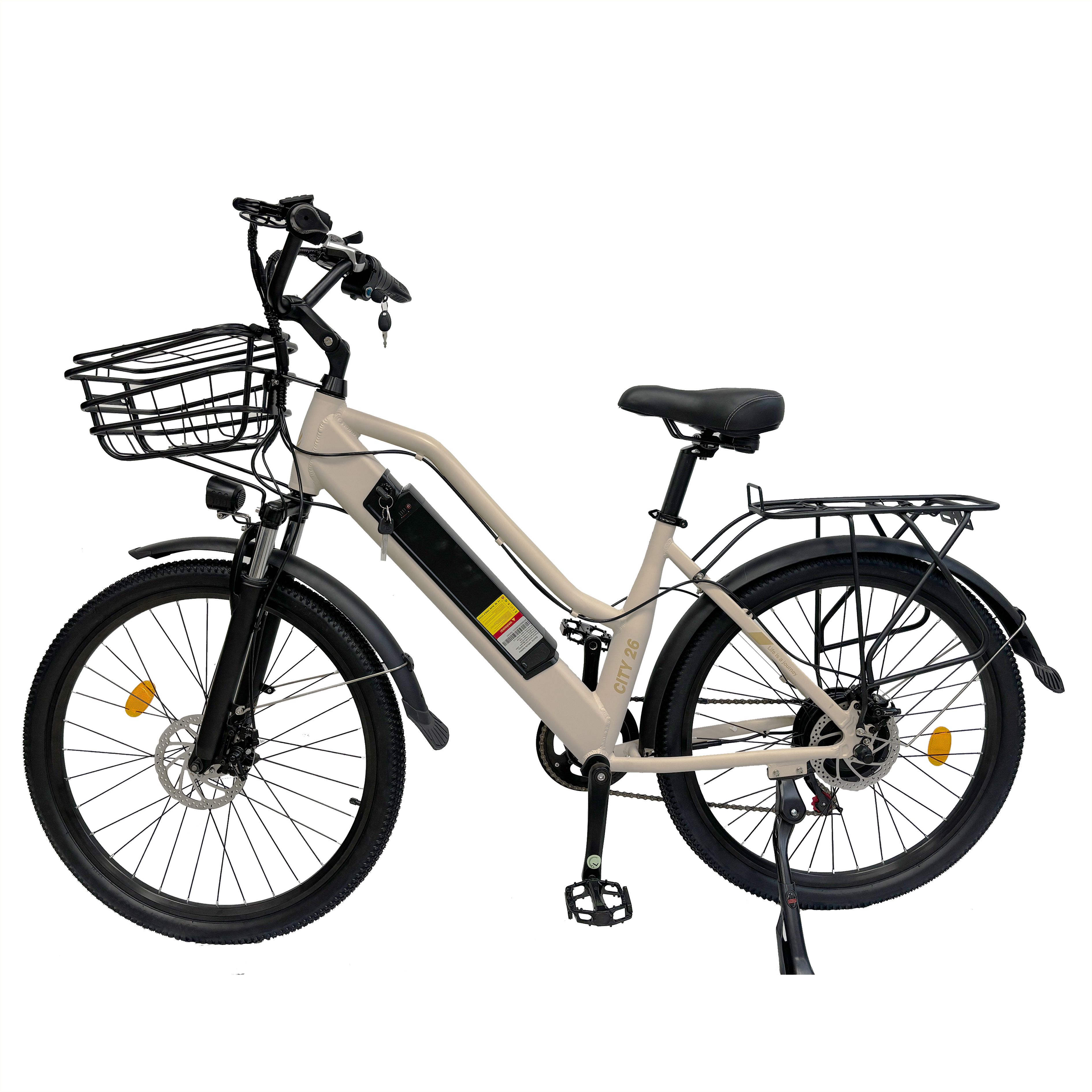 Beige Elektrofahrrad mit schwarzem Korb, Schutzblechen und Gepäckträger. Schwarze Reifen und Sattel. Gelbe Akku-Warnung.