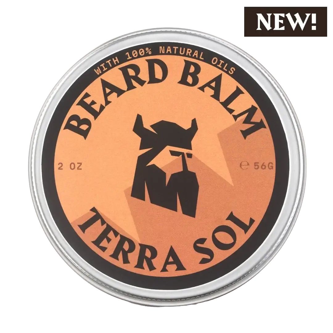 Runde Dose mit Bartbalsam. Aufschrift: BEARD BALM, TERRA SOL. Enthält 100% natürliche Öle. Mit Logo und "NEW!"-Label.