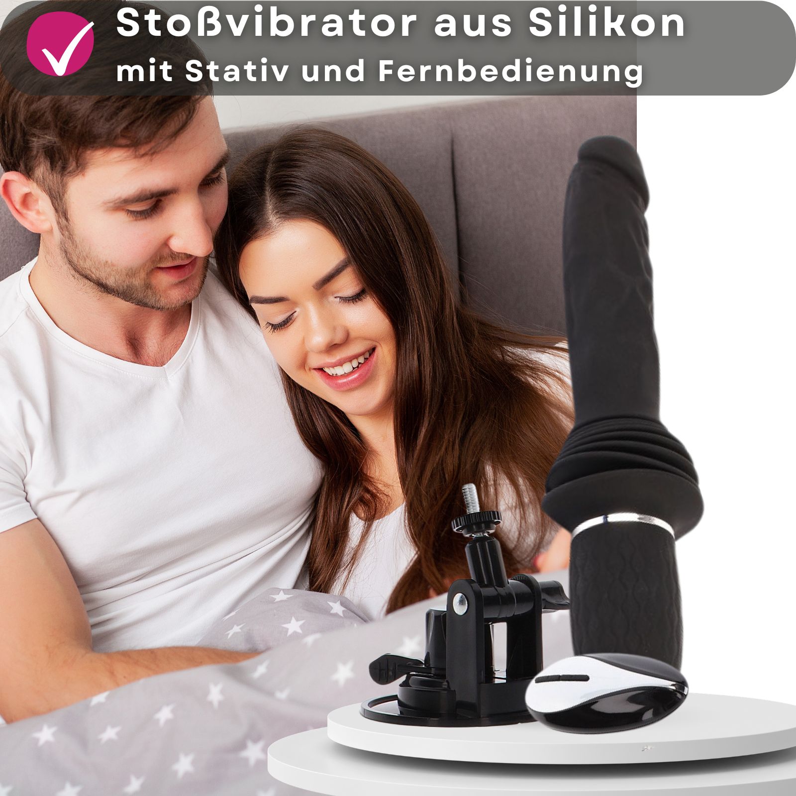 Schwarzer Stoßvibrator aus Silikon mit Stativ und Fernbedienung. Paar im Bett. Auf weißem Hintergrund.