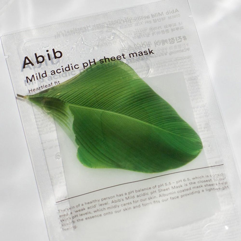 Verpackung ABIB Mild Acidic pH Sheet Mask. Grünes Blatt. Text: Mild acidic pH sheet mask, Heartleaf fit.