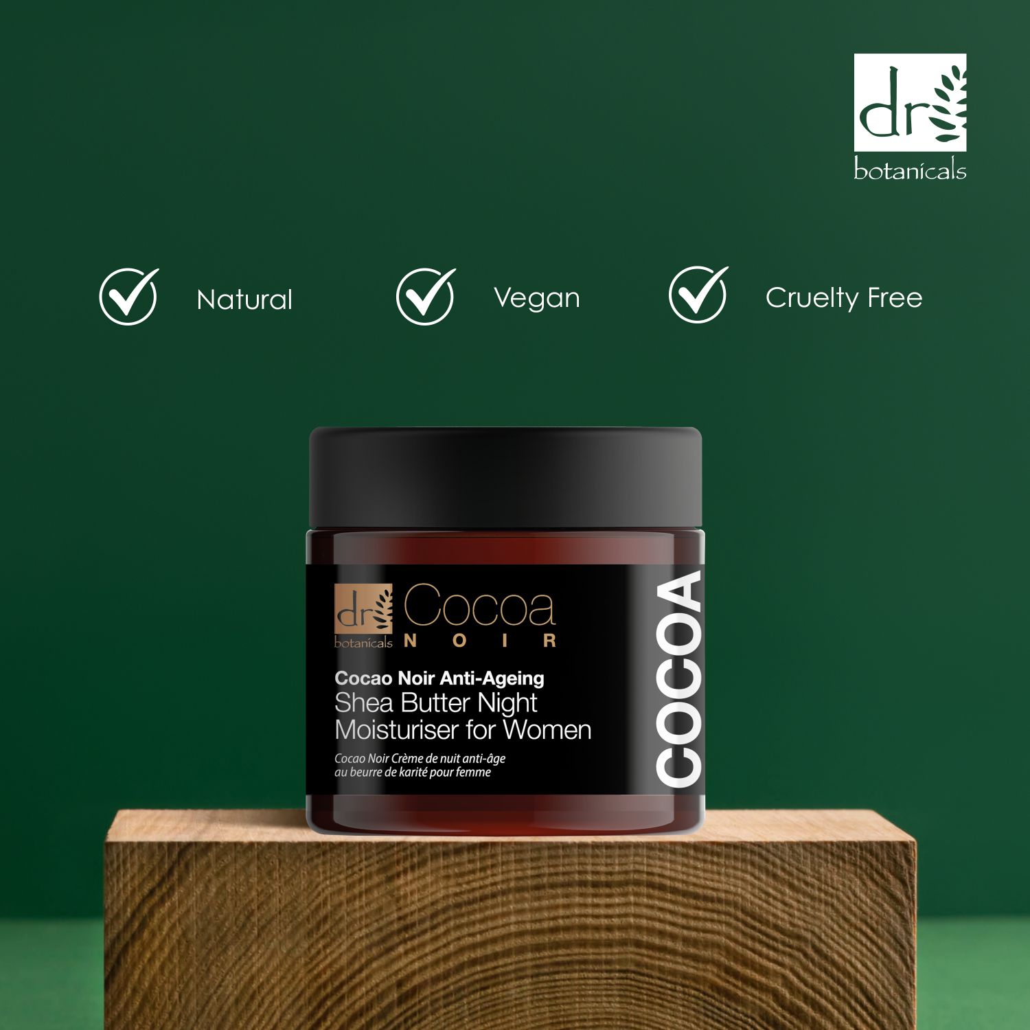 Creme-Tiegel auf Holzblock. Symbole: Natürlich, Vegan, Tierversuchsfrei. Aufschrift: Cocoa Noir Anti-Ageing Shea Butter Night Moisturiser for Women.