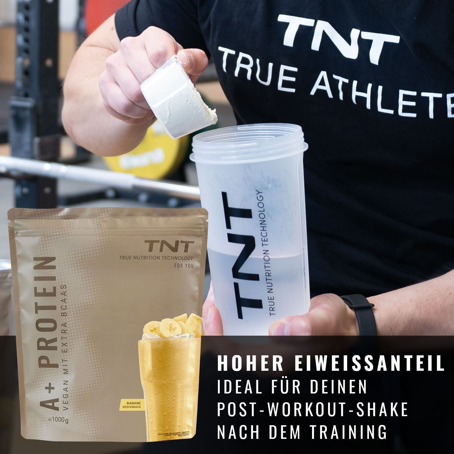 Person bereitet Protein-Shake vor. TNT A+ Protein Beutel, Shaker, und fertiger Shake mit Bananengeschmack.
