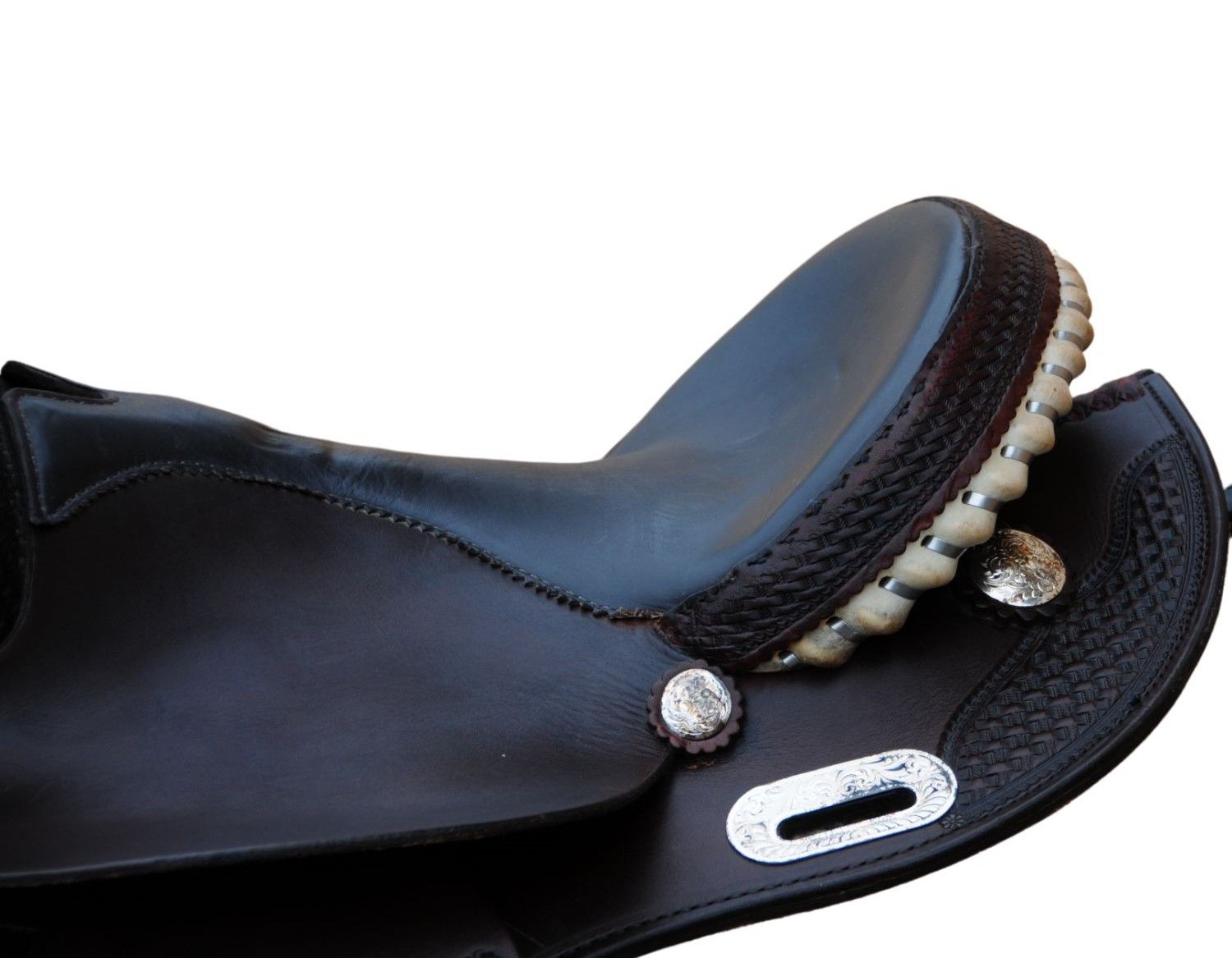 Nahaufnahme des Sattels. Schwarzes Leder, braune Zierleiste, silberne Verzierungen und Knöpfe.