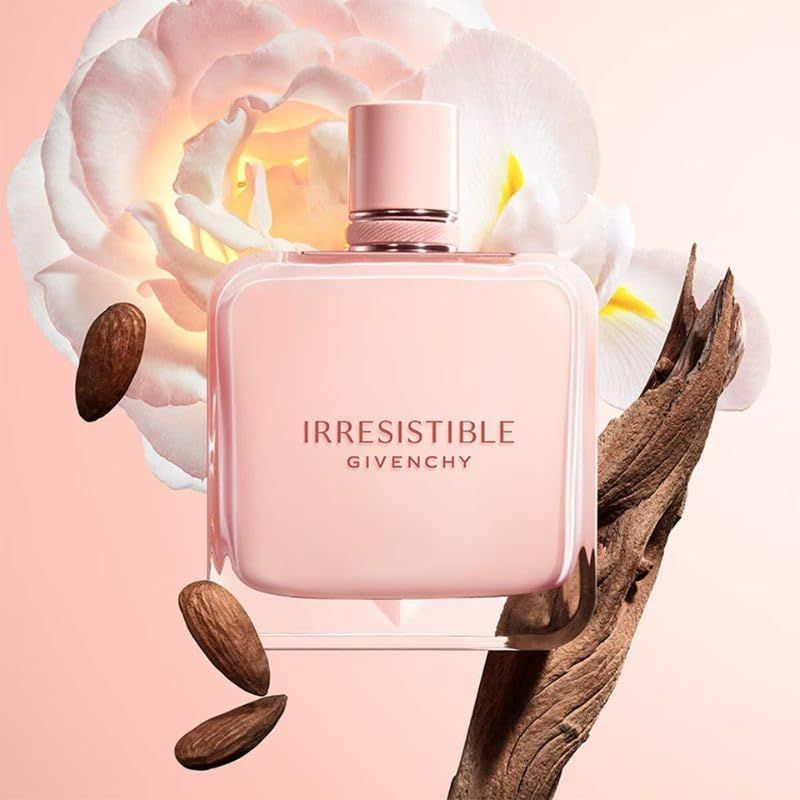 Beige Parfumflasche mit Blüten und Mandeln. Aufschrift: Irresistible, Givenchy. Quadratische Form. Sprühkopf.