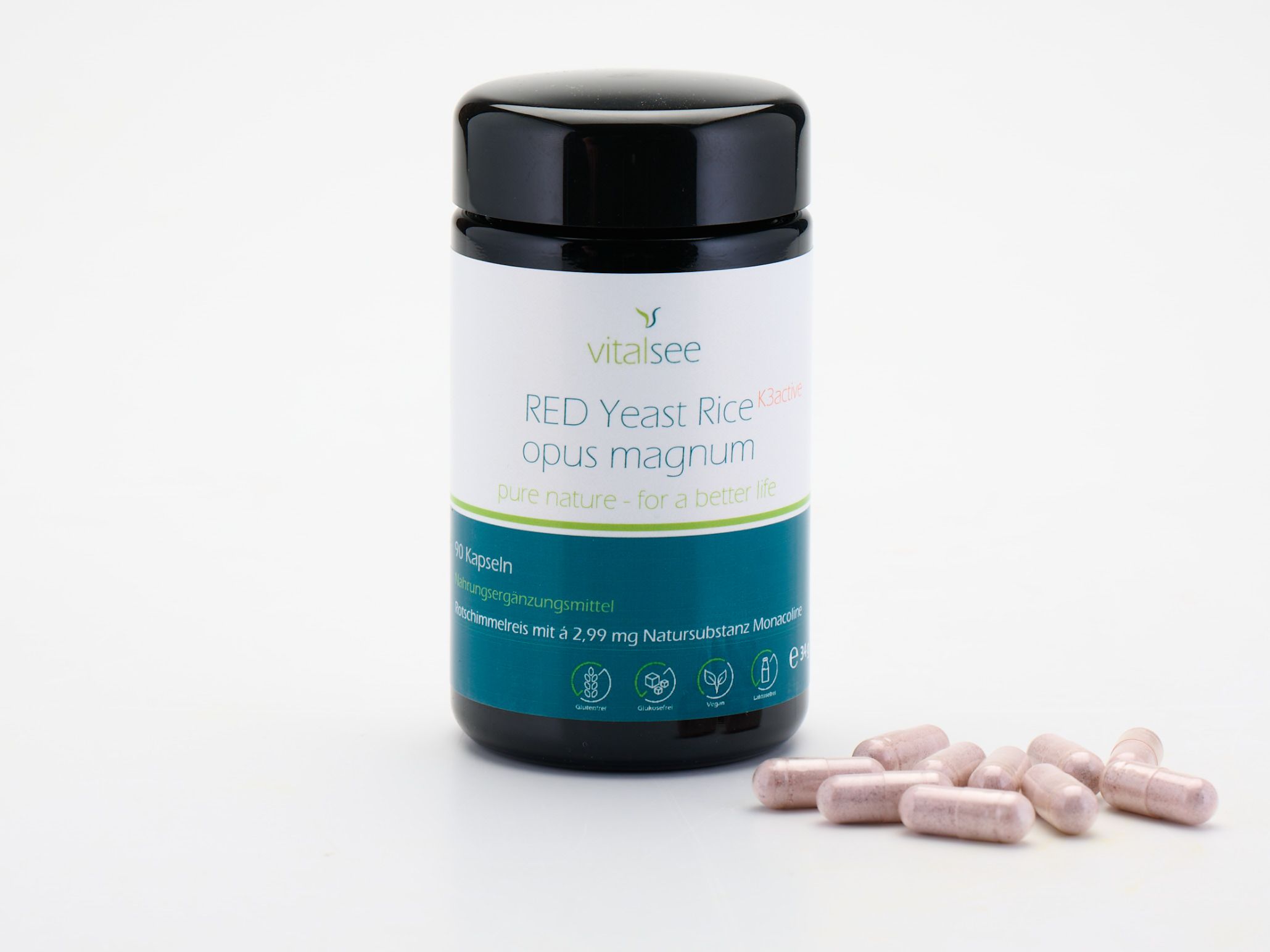 Schwarze Dose mit weißem Etikett und Kapseln daneben. Aufschrift: Vitalsee, RED Yeast Rice opus magnum. Blaue Akzente.
