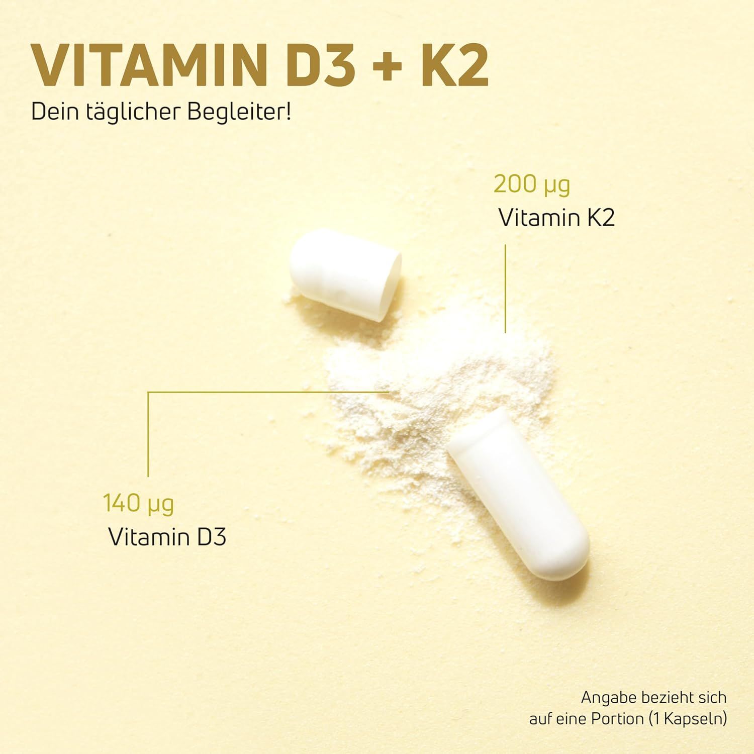 Zwei Kapseln und Pulver auf gelbem Untergrund. Beschriftung 140 µg Vitamin D3 und 200 µg Vitamin K2.