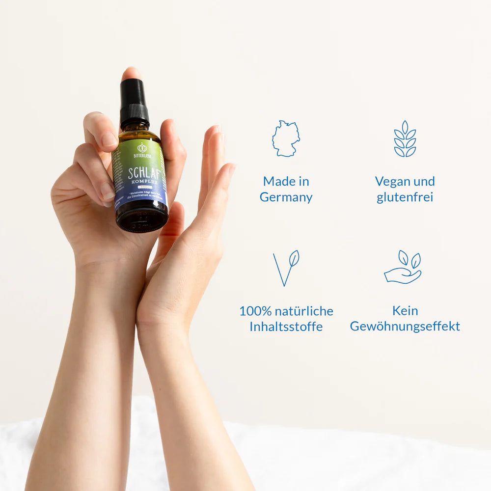 Hände halten BitterLiebe Schlaf Komplex Spray. Text: Made in Germany, vegan, 100% natürliche Inhaltsstoffe, kein Gewöhnungseffekt.