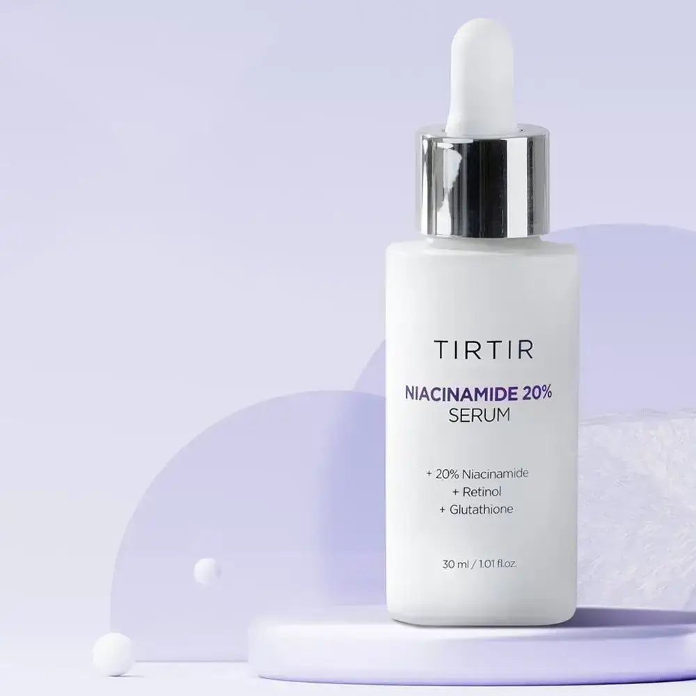 Weiße Flasche mit silberner Kappe und Pipette. Aufschrift: TIR TIR, Niacinamide 20% Serum. Enthält 20% Niacinamid, Retinol, Glutathion.