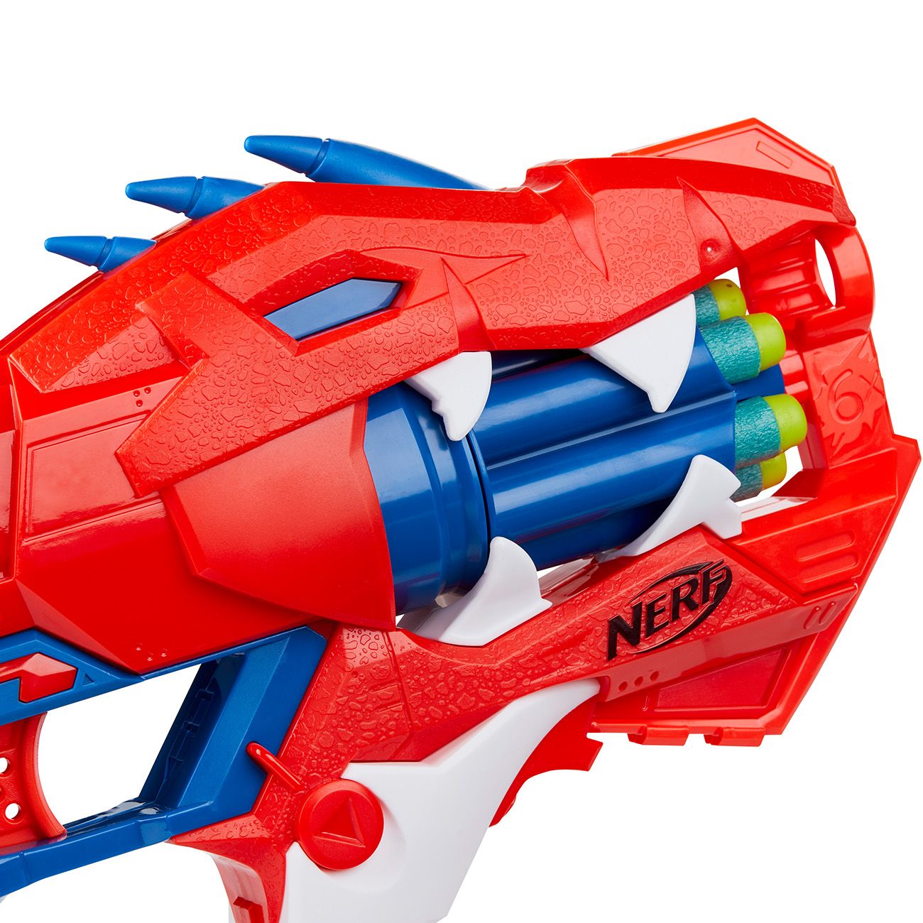 Roter und blauer Spielzeugblaster im Drachen-Design mit sichtbarem Nerf-Logo und drei Darts im Lauf.