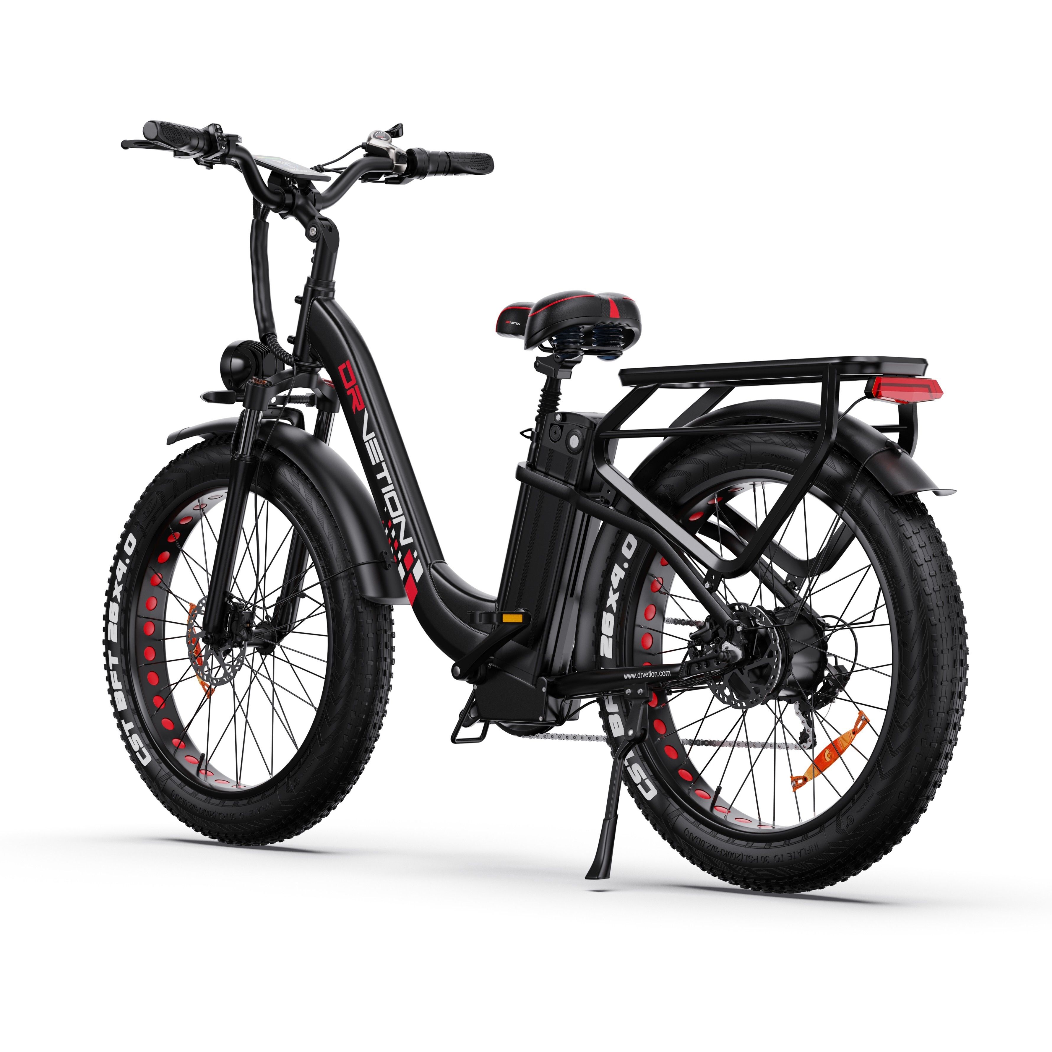 Schwarzes E-Bike mit roten Akzenten. Breitreifen, Gepäckträger, Scheinwerfer und Sattel. DRVETION-Logo.