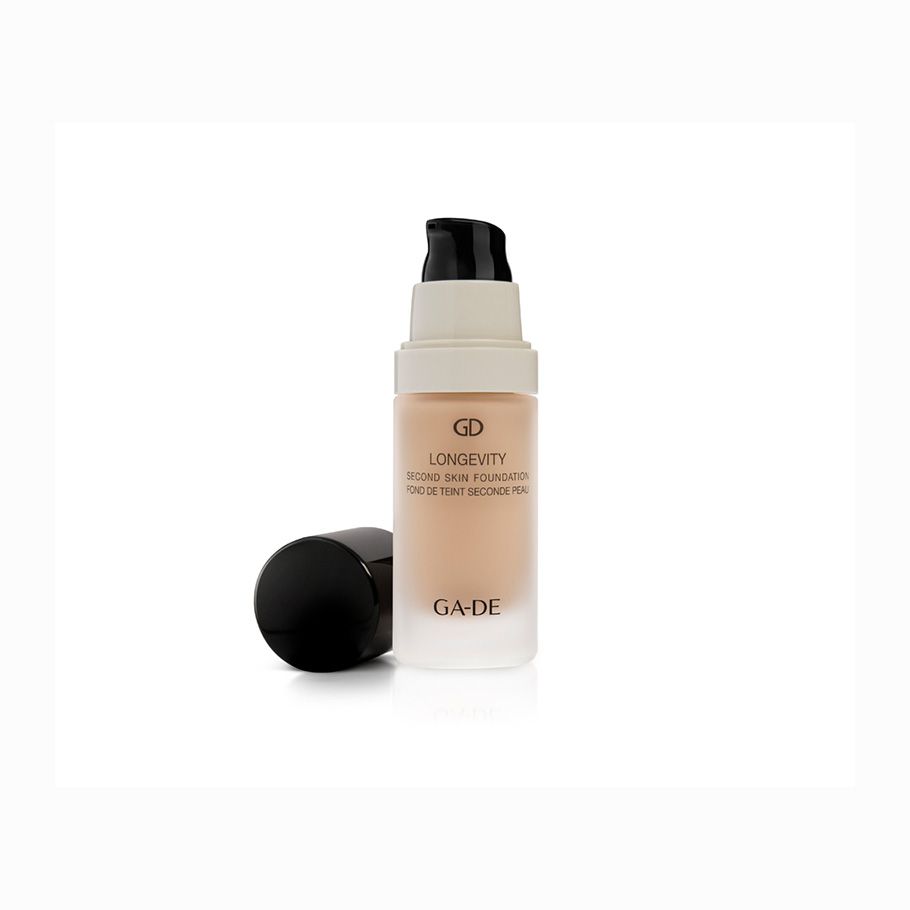 Ga-De Longevity Second Skin Foundation. Flasche mit geöffnetem Deckel. Produktname und Marke sichtbar.