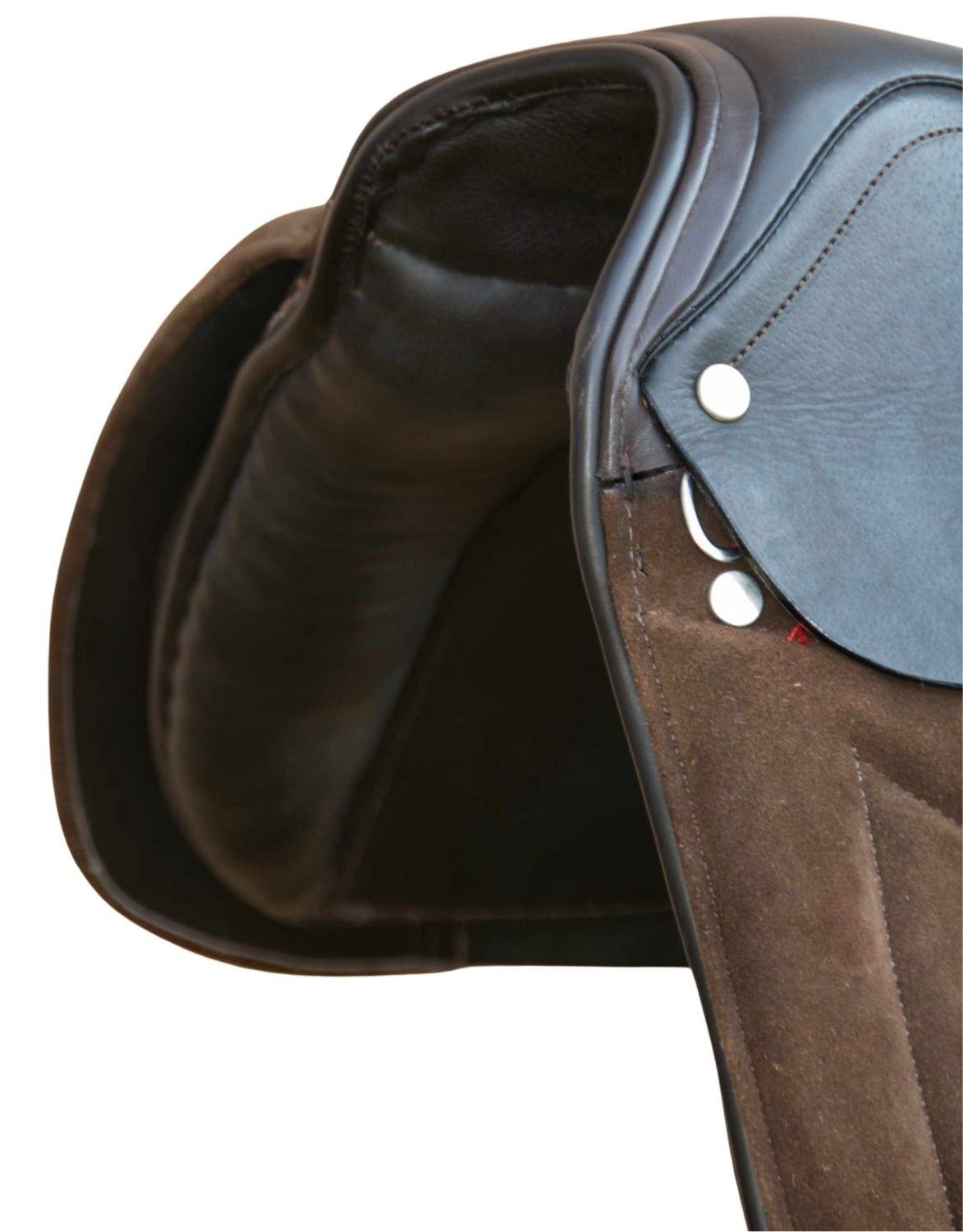 Nahaufnahme des Sattels. Schwarzes Leder, braunes Wildleder und silberne Nieten. Gepolsterte Bereiche.