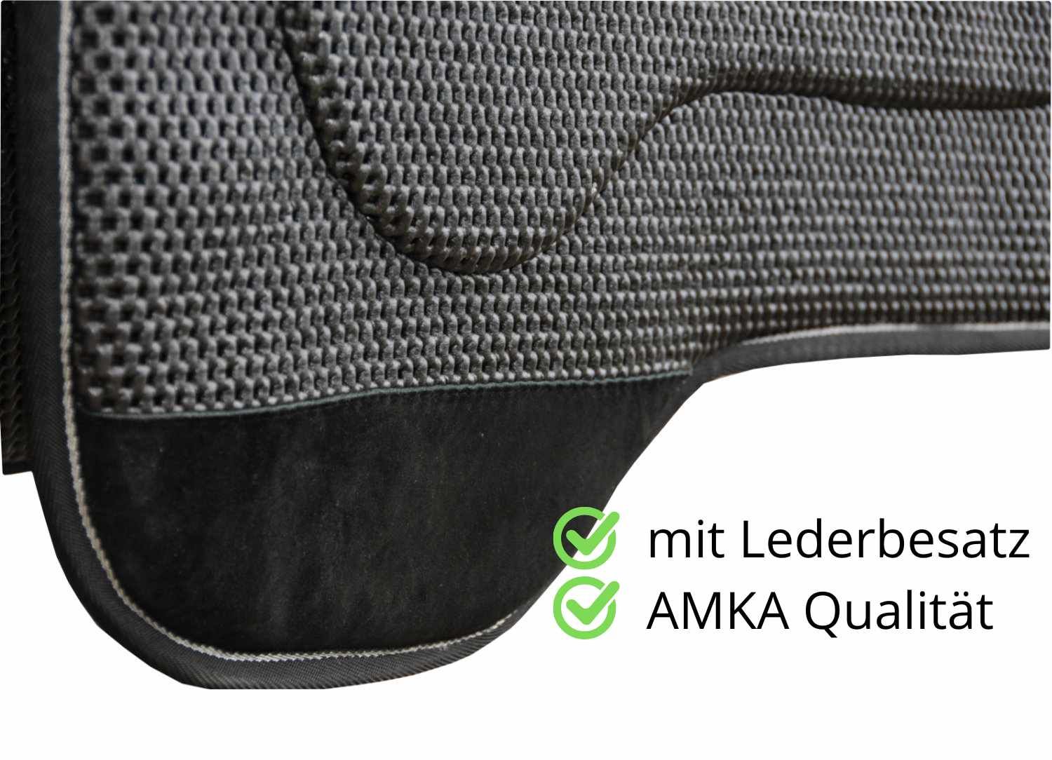 Detailansicht eines grauen Westernpads mit schwarzem Lederbesatz. Text: AMKA Qualität.