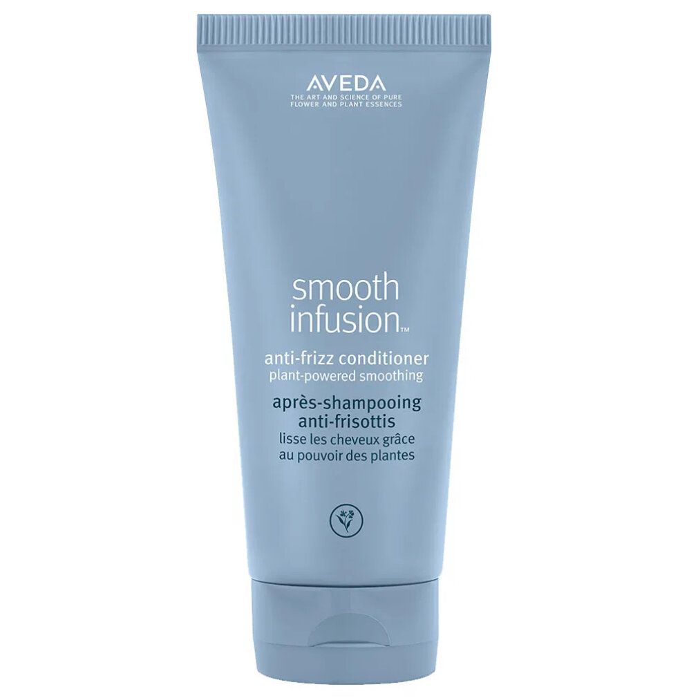 Hellblaue Tube mit Aveda-Logo und Schriftzug Smooth Infusion. Anti-Frizz-Conditioner. Für glattes Haar.