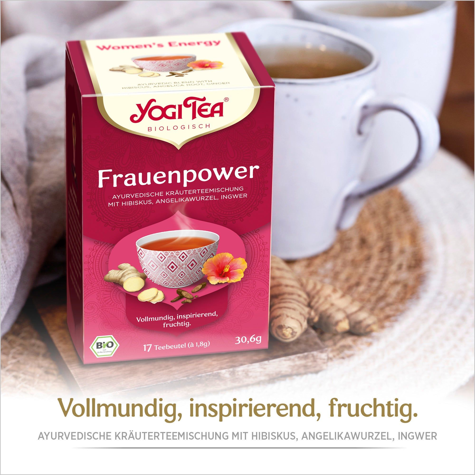 Teepackung mit Tasse Tee. Aufdruck: Yogi Tea, Frauenpower, ayurvedische Kräutermischung mit Hibiskus, Angeliwurz, Ingwer. Bio-Siegel.