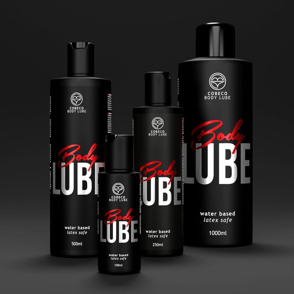 Vier schwarze Flaschen Cobeco Body Lube in verschiedenen Größen: 100ml, 250ml, 500ml, 1000ml.