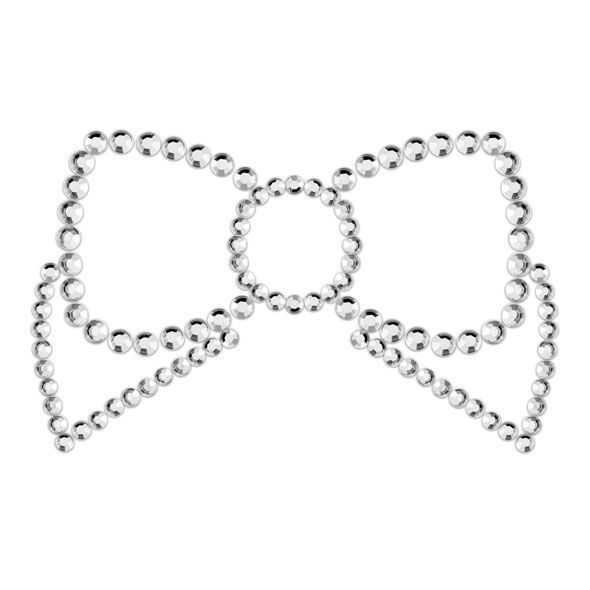 Silberfarbene Nippelcover in Schleifenform. Runde, glänzende Elemente bilden die Kontur. Auf weißem Hintergrund.