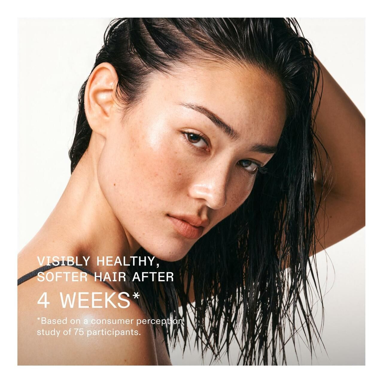 Porträt einer Frau mit feuchtem Haar. Text: Visibly healthy, softer hair after 4 weeks.