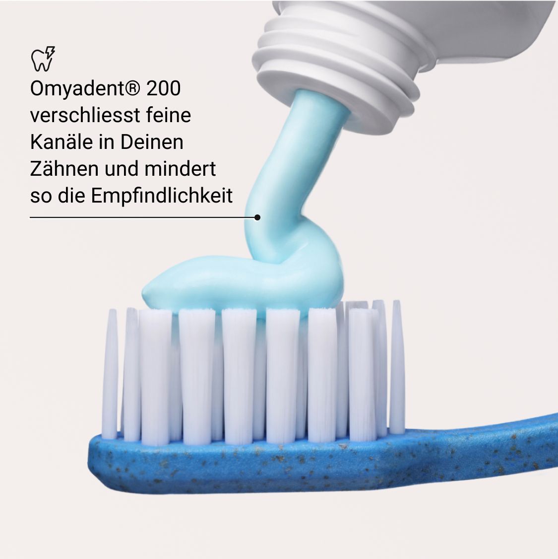 Zahnpasta wird auf eine Zahnbürste aufgetragen. Text: Omyadent® 200 verschließt feine Kanäle in Zähnen und mindert Empfindlichkeit.