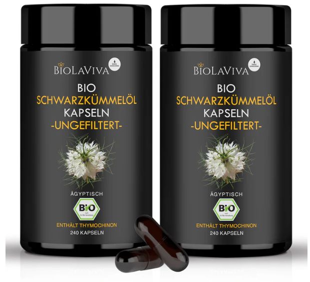 Zwei schwarze Flaschen mit BIOLAVIVA BIO-Schwarzkümmelöl Kapseln. Zwei Kapseln liegen daneben. Aufschrift: 240 Kapseln.