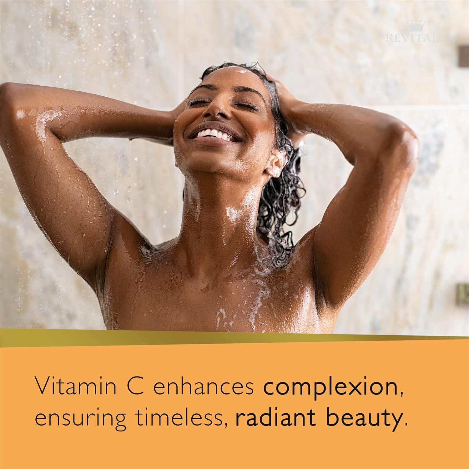 Frau unter der Dusche. Text: Vitamin C für einen strahlenden Teint.