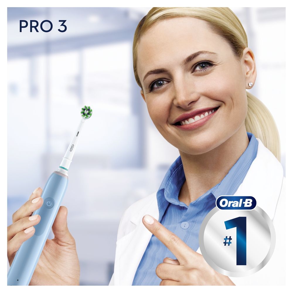 Eine Frau in weißem Kittel zeigt auf eine blaue elektrische Zahnbürste. Logo "Oral-B" und "#1" sichtbar.