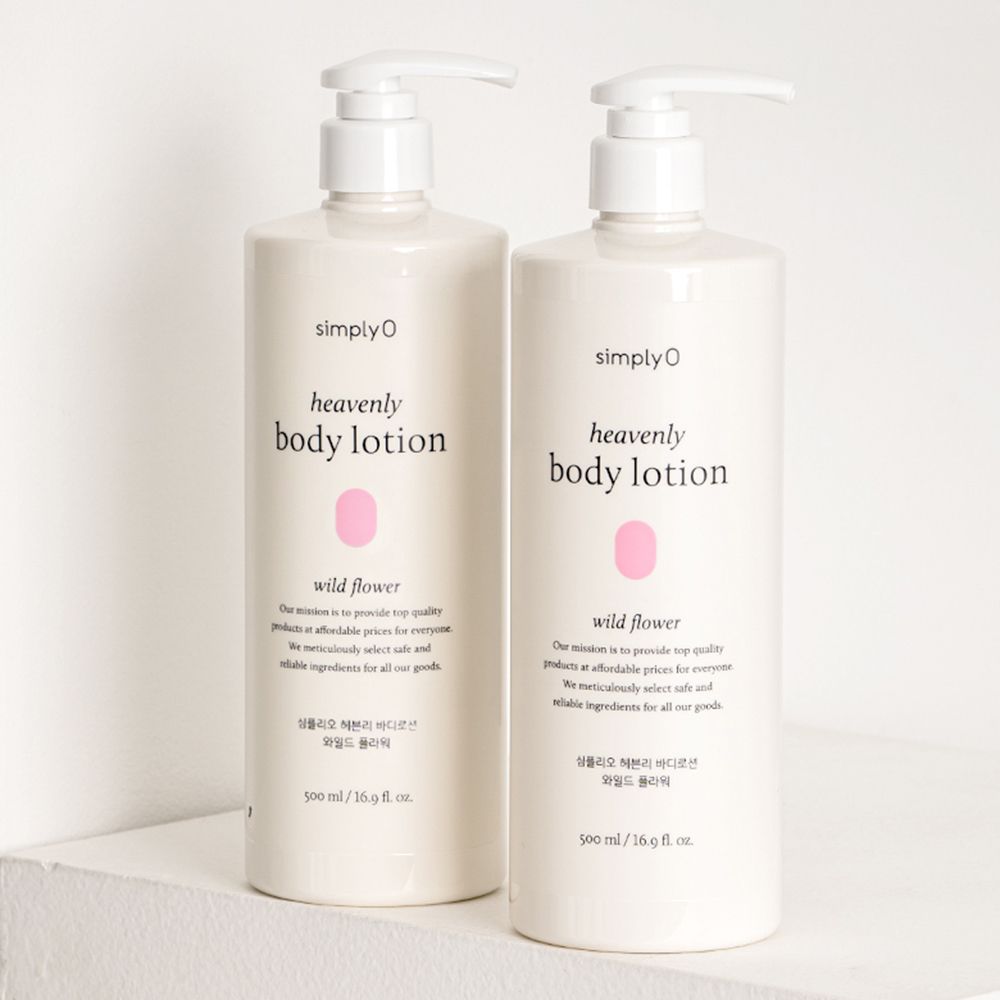 Zwei weiße Flaschen mit Pumpe. Aufschrift: simplyO heavenly body lotion wild flower. Rosa Etikett. Text in Koreanisch und Englisch.