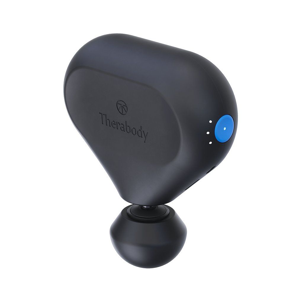 Schwarzes Massagegerät mit rundem Kopf und blauem Knopf. Der Schriftzug "Therabody" ist sichtbar.