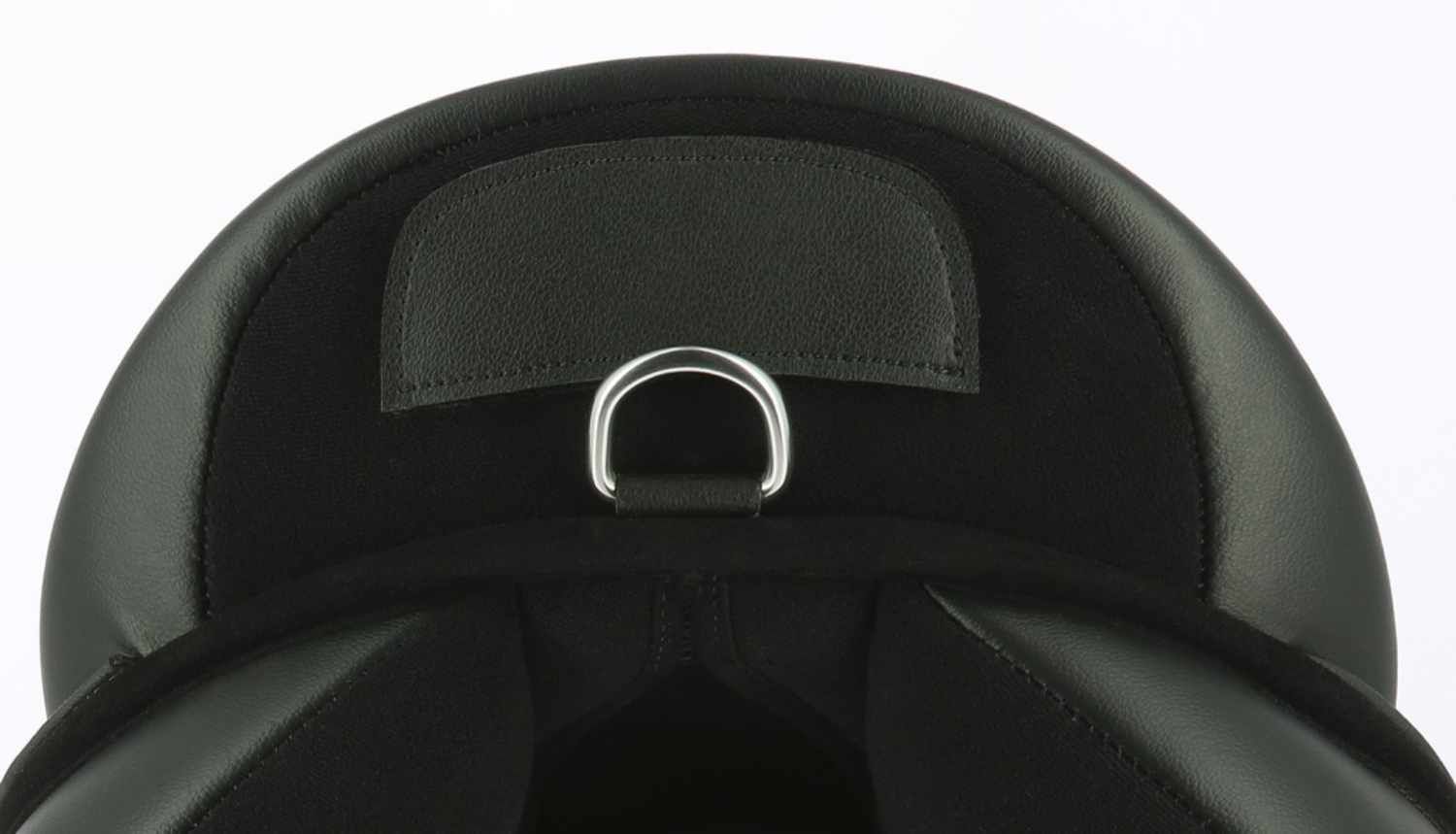 Schwarzer Sattel, Detailansicht des Rückens mit Metallring.