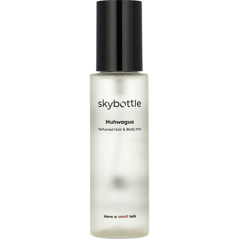 Klarer Flakon mit schwarzem Deckel. Aufschrift: skybottle Muhwagua Perfumed Hair & Body Mist. Untertitel: Have a smell talk.