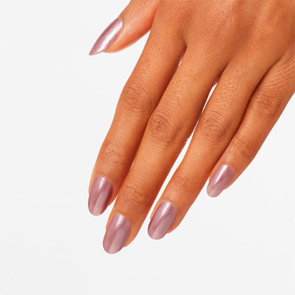 Hand mit lackierten Nägeln in Rosa. Oval geformt, glänzend.