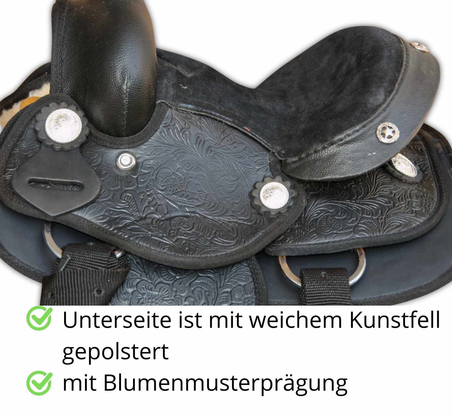 Schwarzer Sattel mit Blumenmusterprägung. Unterseite mit Kunstfell gepolstert. Silberne Verzierungen.