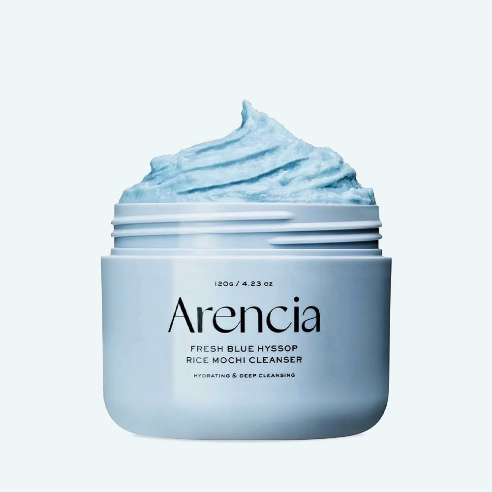 Hellblaues Tiegel mit blauem Mochi-Reiniger. Aufschrift: Arencia, Fresh Blue Hyssop Rice Mochi Cleanser.