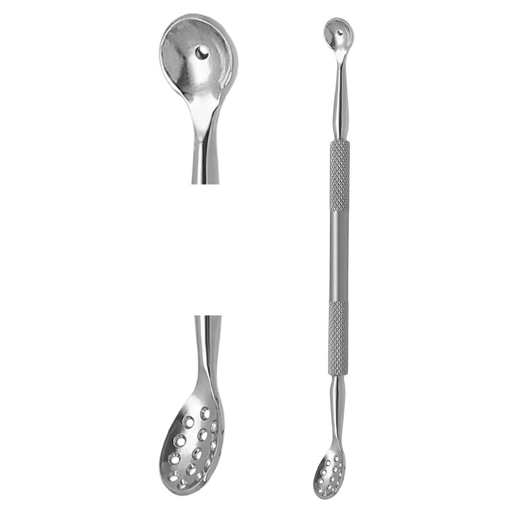 Doppelendiger Edelstahl-Komedonenheber. Ein Ende mit glatter, rundlicher Spitze, das andere mit perforierter Spitze. Nahaufnahmen.