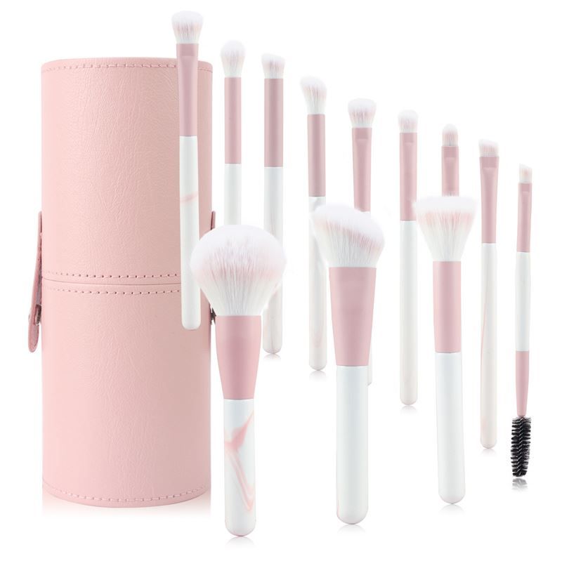 Make-up-Pinsel-Set mit rosa Behälter. Pinsel mit rosa und weißen Griffen. Verschiedene Formen und Größen. Enthält auch eine Wimpernbürste.
