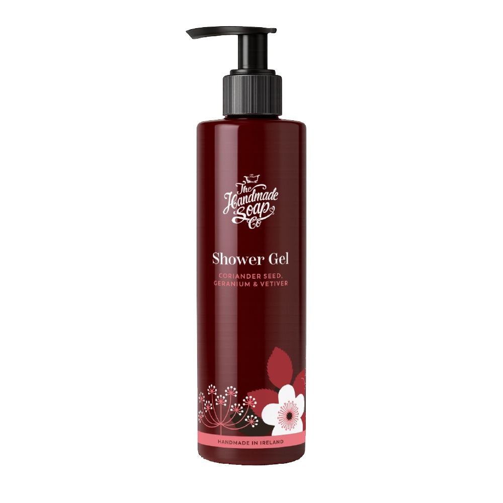 Duschgel-Flasche, dunkelrot, mit schwarzem Pumpkopf. Aufschrift: Shower Gel, Koriandersamen, Geranium & Vetiver.