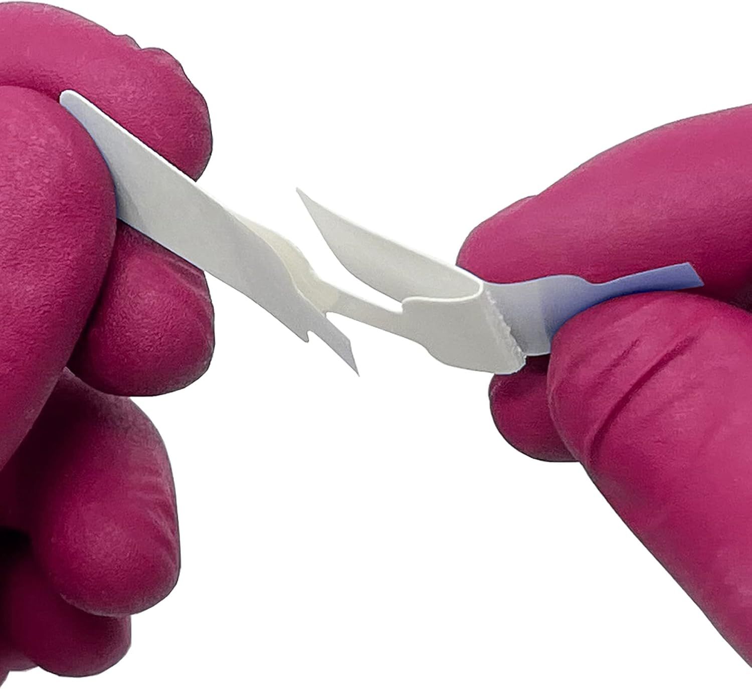 Hände in Handschuhen halten Cutiderm Schmetterlingsnahtstreifen zur Anwendung.