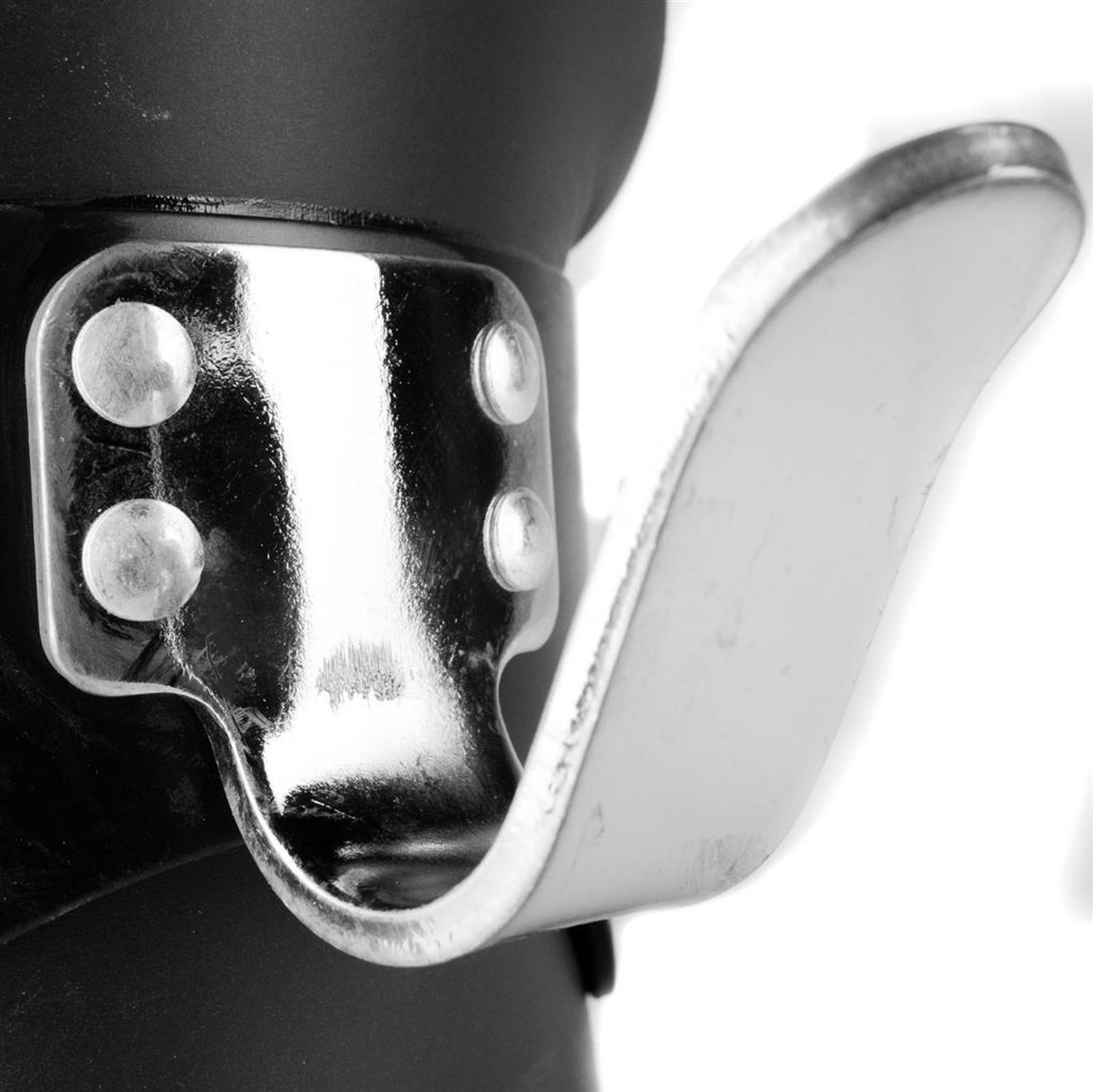 Nahaufnahme eines Metallverschlusses an einem schwarzen Gravity Boot.