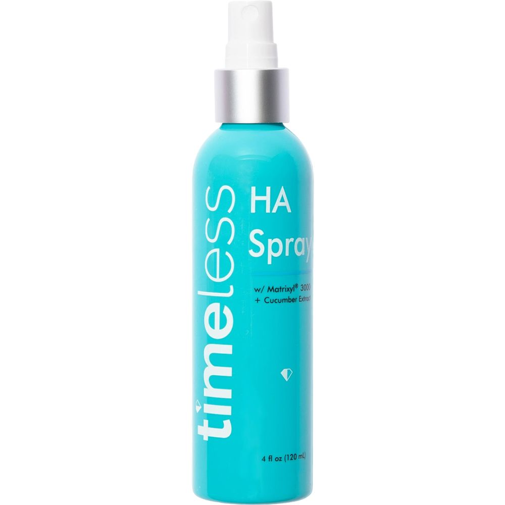 Türkisblaue Sprühflasche mit weißem Sprühkopf. Aufschrift: timeless HA Spray, Matrixyl 3000, Gurkenextrakt. 120ml.