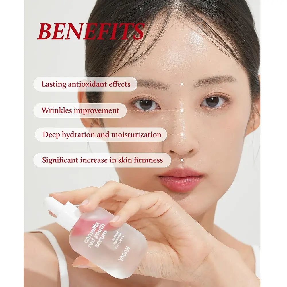 Frau mit Serumflasche. Aufschrift: Camellia Red Youth Serum. Vorteile: Antioxidantien, Faltenreduktion, Feuchtigkeit.