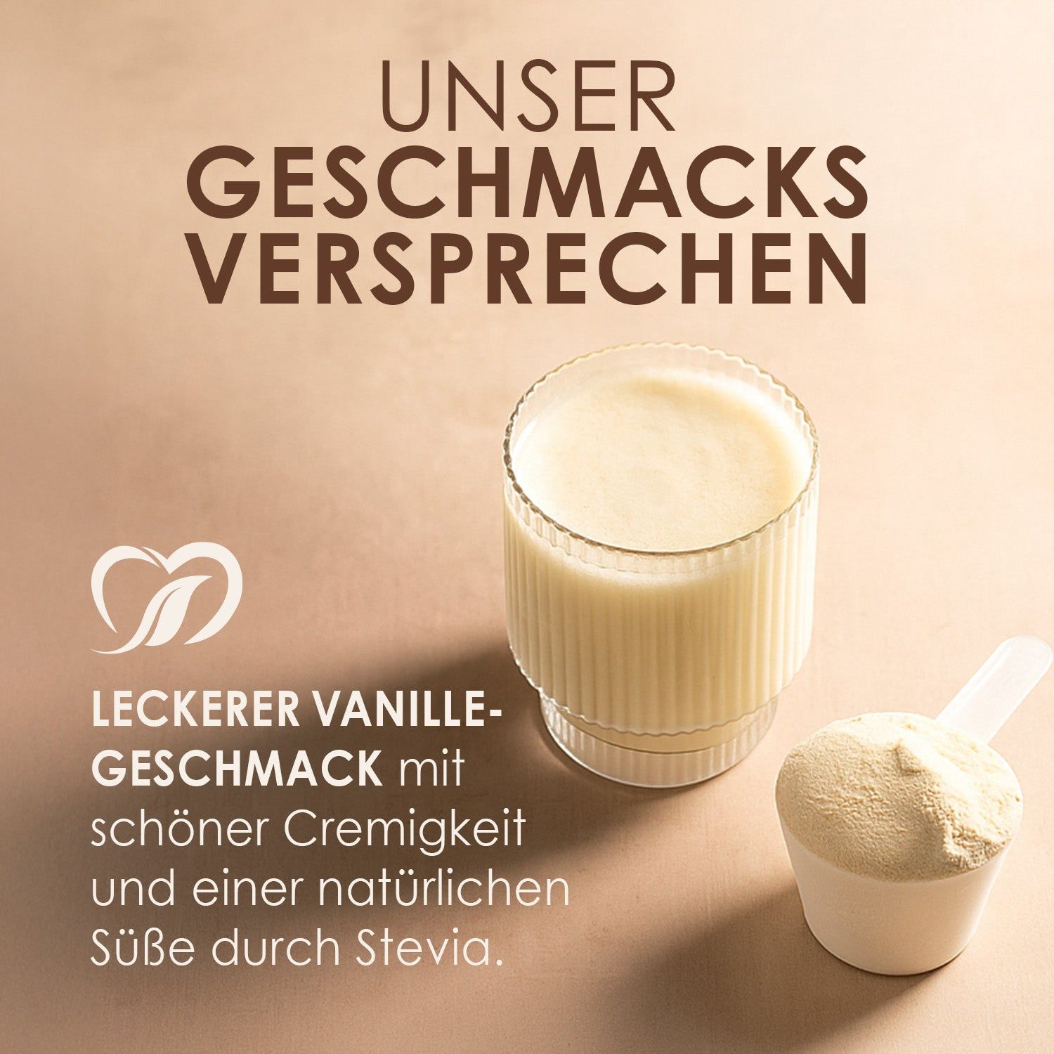 Glas mit Vanille-Protein-Shake und Messlöffel. Text: "Leckerer Vanillegeschmack mit schöner Cremigkeit".