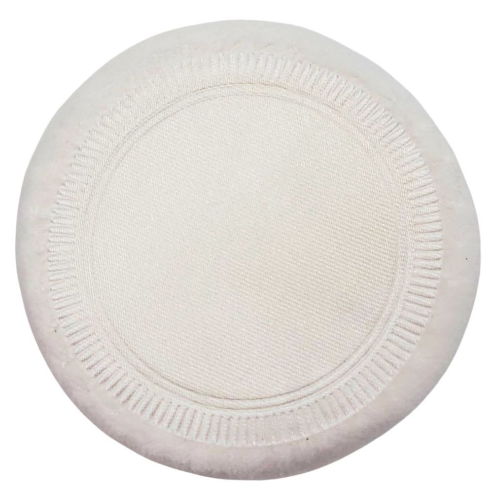 Runder, cremefarbener Puderschwamm. Mit gesticktem Rand und zentralem Bereich. Auf weißem Hintergrund.