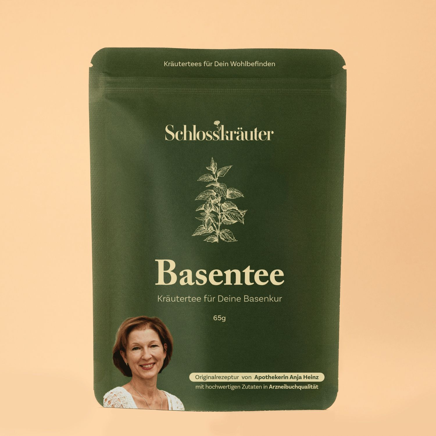 Grüne Verpackung von Schlosskräuter Basentee. Text: Basentee, Kräutertee für Deine Basenkur, 65g.