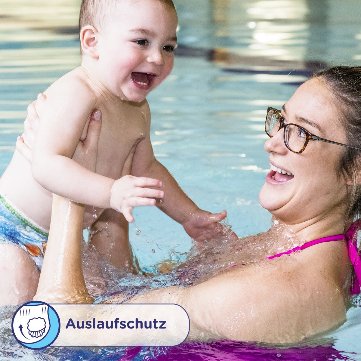 Baby im Wasser mit Schwimmwindel. Frau hält Baby. Auslaufschutz-Symbol.